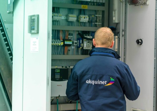 Mitarbeiter der Data Center Competence bei der Wartung eines Stromanschlusses im Rechenzentrum.