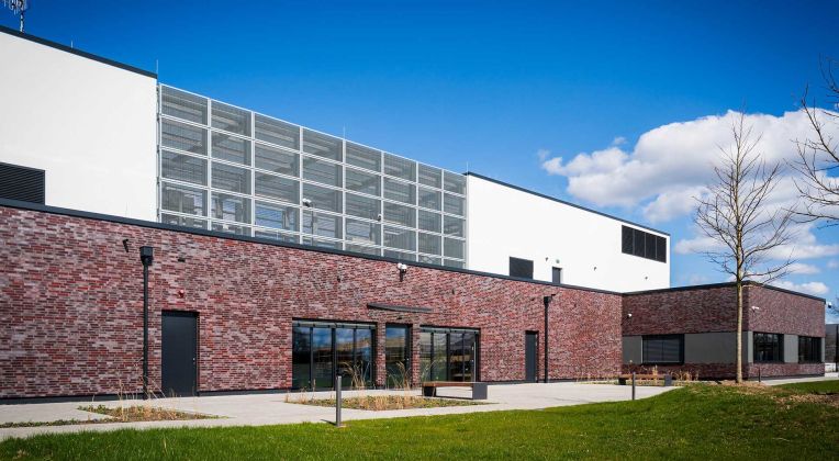 Außenaufnahme Eingangsbereich AKQUINET Rechenzentrum Victoria Park