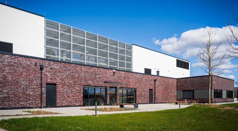 Außenaufnahme Eingangsbereich AKQUINET Rechenzentrum Victoria Park