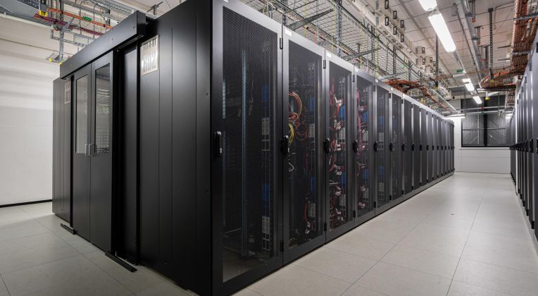 Serverschränke im Rechenzentrum von AKQUINET.