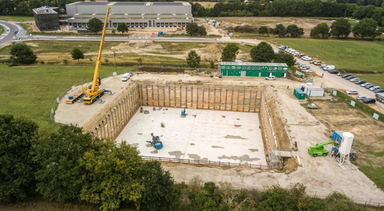 Das neue Rechenzentrum von AKQUINET - Victoria Park Hamburg-Rahlstedt - Drohnenansicht auf die Baugrube.
