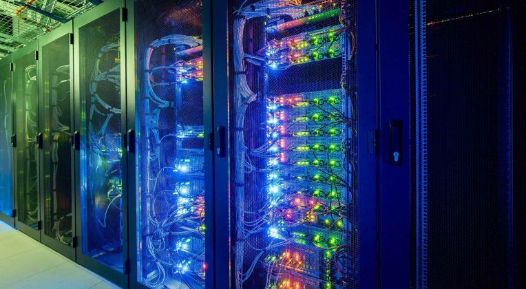 Ein bunt beleuchtetes Rack eines Rechenzentrums.