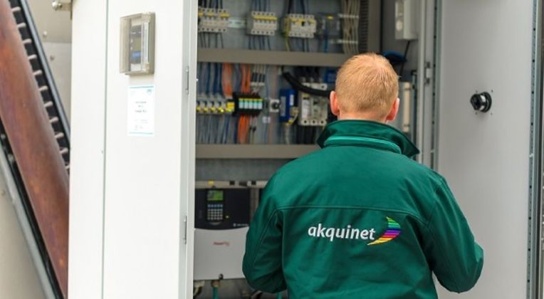 Ein AKQUINET Mitarbeiter prüft die Stromversorgung für das Rechenzentrum.