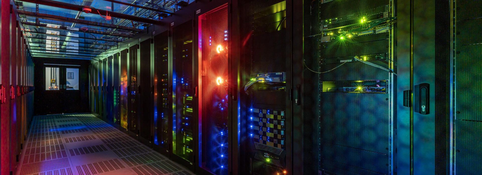 Serverschränkke im Hamburger Rechenzentrum von AKQUINET.