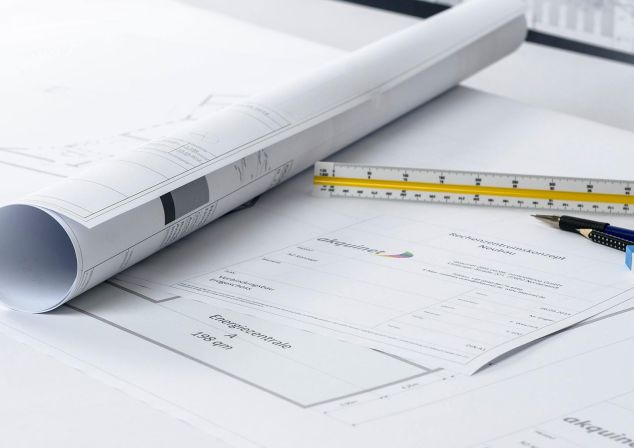 Architektenpläne und -skizzen für die Realsierung eines Rechenzentrums.
