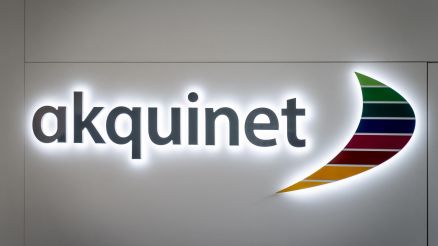 Leuchtschild mit dem Namen und Segel von AKQUINET.