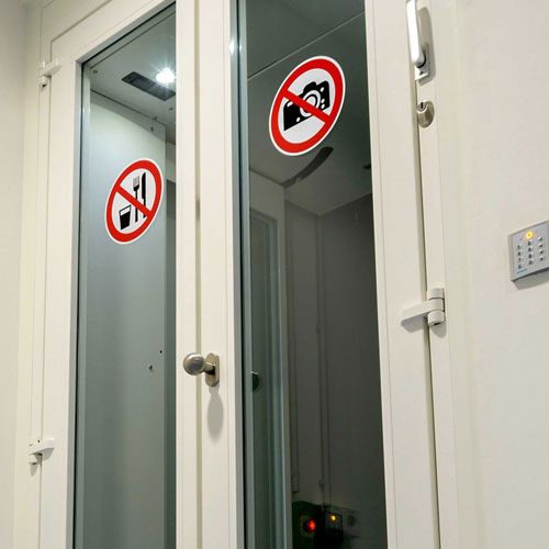 Data Center Competence von AKQUINET - Sicherheit ist unsere oberste Priorität. Sicherheitstüren im Rechenzentrum der AKQUINET.