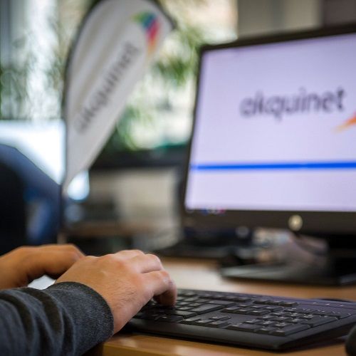 Data Center Competence von AKQUINET - Sichere Zugangskontrolle für Ihre sensiblen Daten. Ein Mitarbeiter der AKQUINET arbeitet an der Zugangskontrolle im Werkschutz an einem Bildschirm.